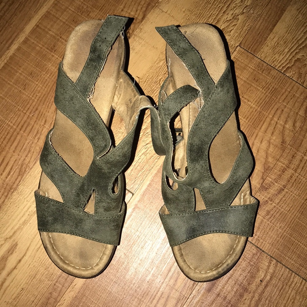 Heels - Picture 2 of 3
